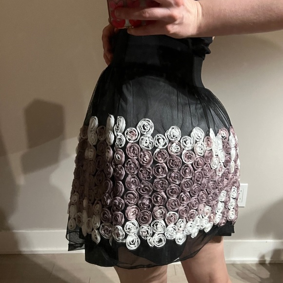 A line mini skirt with rose appliqués - Picture 3 of 5